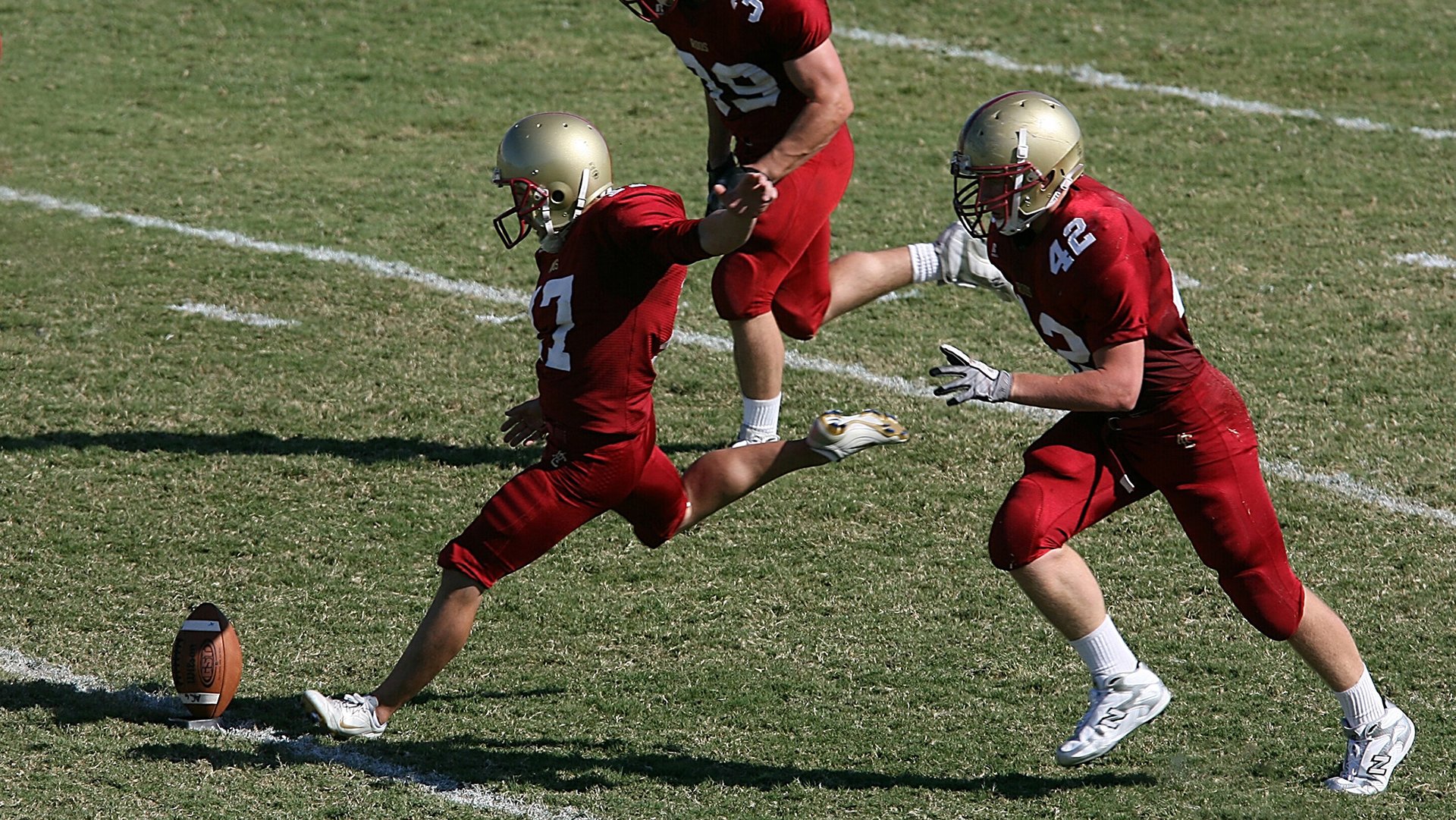 开云真人体育娱乐-曼联两丢球暴露相同问题,一人防守遭痛批!阿莫林引援最多位置仍最弱