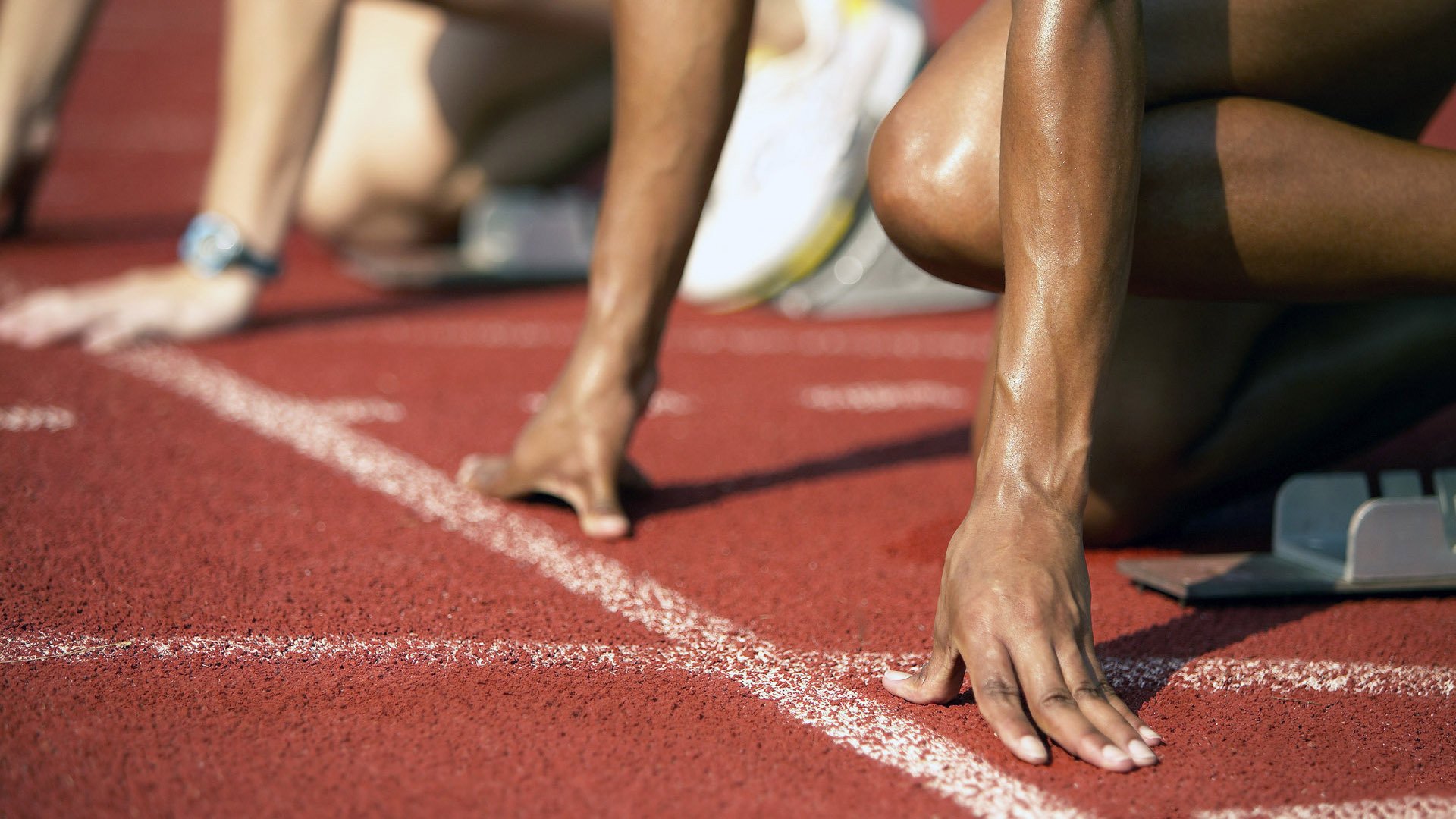 曼联需要在锋线、边路和中场三个层面同时推进改造，曼联效力过的中场